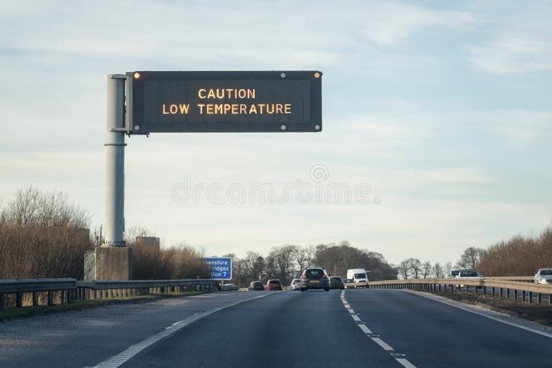 Matrixbord boven snelweg waarschuwt voor lage temperaturen
